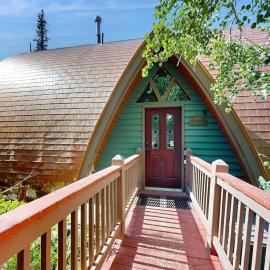 Iconic creekside mountain home with hot tub fireplaces balcony & amazing views