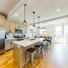헤버 시티에 위치한 호텔 Family-friendly 3-story townhouse with private gas grill near Park City Mountain