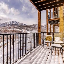 Plush condo with pool gym hot tubs garage & central AC - snowbird-friendly, hotel a Heber City