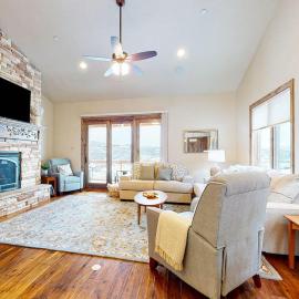 Exquisite mountainside townhome with 12-seat hot tub lake views & pool table, hotel a Heber City