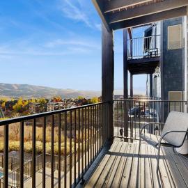 Newly renovated 2nd floor condo with pool hot tub and in home laundry – hotel w mieście Heber City
