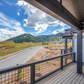 Brand-new top floor condo near Park City with water & mtn views fireplace W&D, hotel in Heber City