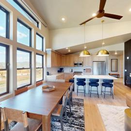 Heber City में, होटल Modern condo with fireplace and private balcony - lake view