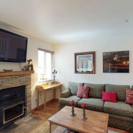 Comfortable condo with WiFi washer & dryer pool & hot tubs - walk to skiing, hotel in Park City
