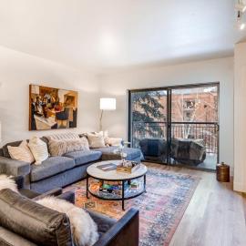 Beautifully Updated Luxury Condo -Hot Tub - Walk to Town Lift