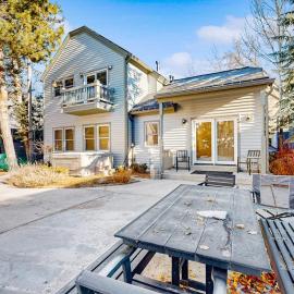 Centrally located studio with shared hot tub - walk to lifts & Main Street