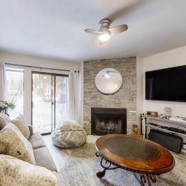 Viesnīca Chic ski condo 5 min walk to first-time chair lift with shared pool Pārksitijā