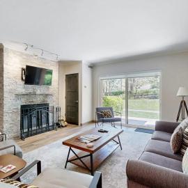 Fully Renovated Condowith Patio Wood Fireplace & Hot Tub