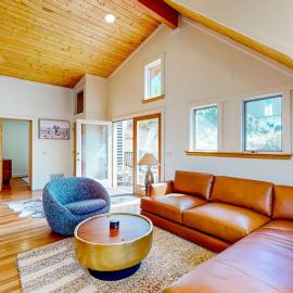 Upper-level home near Main St with private hot tub deck ski & mtn views