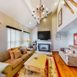 Superb mountain-view condo with Pack-N-Play full kitchen TV & washer & dryer
