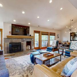 Walk to lifts & Main St condo with hot tub heated garage & mountain view, hotel in Park City