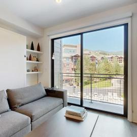 Walk-to-lift studio with hot tub sauna pool gym & game room - Dog friendly