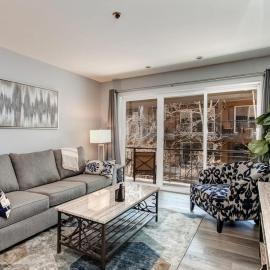 Viesnīca Main Street condo with AC balcony on-site dining hot tub & firepit Pārksitijā