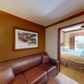 ski-in - ski-out Condo with Shared Hot Tubs & Pool High-Speed WiFi & Central AC, hotel en Park City