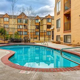 Bright condo near slopes with pool hot tub & access to W&D - near golf skiing