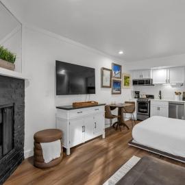 Viesnīca Ski-in - ski-out condo with fireplace pool hot tub & sauna - walk to eateries Pārksitijā