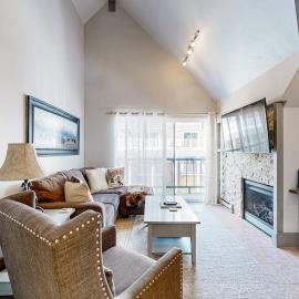 Upscale ski-in - ski-out condo with fireplace all-season pool hot tub & gym, hotel em Park City