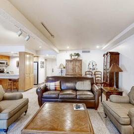 Spacious ski-in - ski-out Resort with Pool - On Bus Line, hotel v destinaci Park City