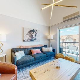 Ski view condo steps to Park City lifts with fireplace pool hot tubs ice rink，帕克城的飯店