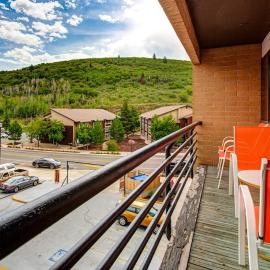 Top Level Downtown Condo with Fast WIFi Balcony & Great Location - Skiing Nearby, hotel en Park City