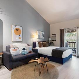 Lovely studio in the heart of town with Pool & Hot Tub on-site WiFi & deck, готель у Парк-Сіті