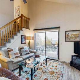 Cozy Family-Friendly Condo With two lofts Shared Pool & Hot Tub, hotel in Park City