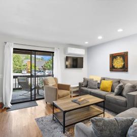 Charming year-round getaway - located close to downtown shopping and dining
