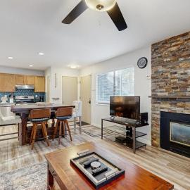 Cozy condo with fireplace clubhouse access free Wifi & shared Pool & Hot Tub
