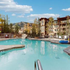 Ski-in - ski-out Powderhorn Condo with Shared Hot Tubs a Pool & Gym at Club Solitude: Solitude şehrinde bir otel