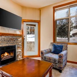 Ski-in - ski-out Powderhorn Condo with Shared Hot Tubs a Pool & Gym at Club Solitude, hotel in Solitude