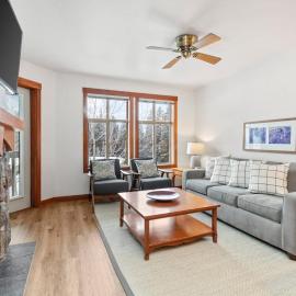 ski-in - ski-out Condo with Lovely Ski Views Shared Pool-Sauna-Hot Tub & WiFi, Hotel in Solitude