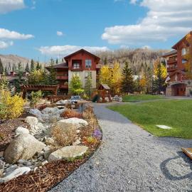 ski-in - ski-out Condo with Lovely Ski Views Shared Pool-Sauna-Hot Tub & WiFi: Solitude şehrinde bir otel