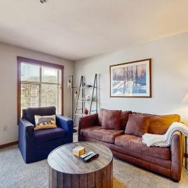Ski-in - ski-out condo with mountain views shared hot tub & pool & Club Solitude access, hotel em Solitude