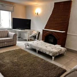 5 Bedroom house Doncaster, hotel in Balby