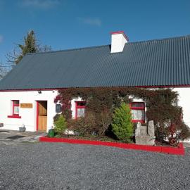 Historic old Cottage Co Mayo – hotel w mieście Ballinrobe