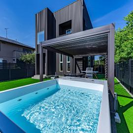 Galaxy Pool Resort, hotel em Takashima