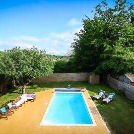 Spacious 5 Bedroom House by Jesswood Properties with Private Pool Parking x 3, hotel en Luton