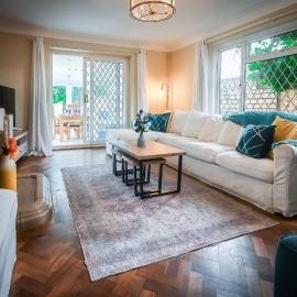Executive 5 Bed, 5 Bath House Perfect for Corporate & Long Stays With Private Parking for 3 Vehicles By Jesswood Properties, hótel í Luton