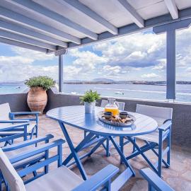 Villa Denny-Seafront Spetses-Walk to Dapia, hotel v destinácii Spetses