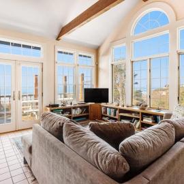 Secluded beachfront home with Pacific Ocean views fireplace game room grill, hotelli kohteessa Arch Cape