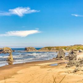 Spacious home only 1 block from beach & across the street from horseback riding, hotel in Bandon