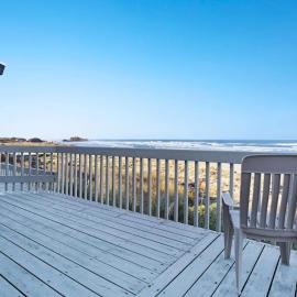 Dog-friendly oceanfront condo with beach access fireplace large deck-EV charger، فندق في باندون