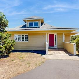 Charming home with tranquil & private deck - one block to beach, hotel a Bandon