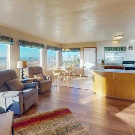 Dog-friendly cottage on the bluff with unobstructed ocean views، فندق في باندون