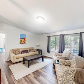 Dog-friendly house near golf & beach access with firepit grill & pellet stove、バンドンのホテル
