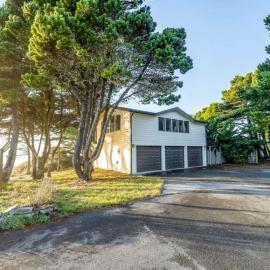 Dog-friendly home with ocean views high-speed WiFi and wood-burning fireplace