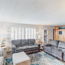 Retro-chic retreat near the beach with a fenced yard & deck & washer&dryer