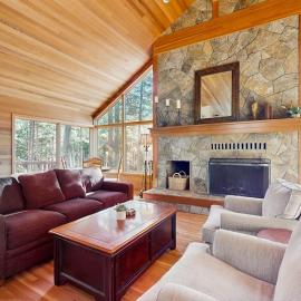 Tree-lined home with private hot tub 7 pools 14 tennis courts golf gym AC, Hotel in Black Butte Ranch