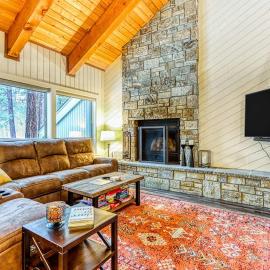 Dog-friendly home next to South Meadow pool with fireplace & washer&dryer, Hotel in Black Butte Ranch