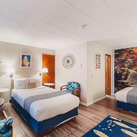 Retro beach experience with fast WiFI - walk to downtown shops & eateries, hotel in Bandon